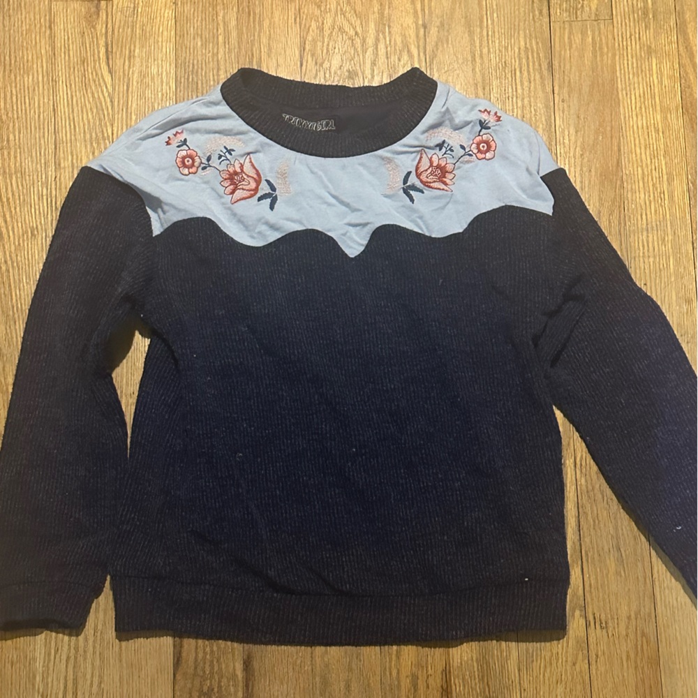 Trixxi girl embroidered sweater size girls youth medium